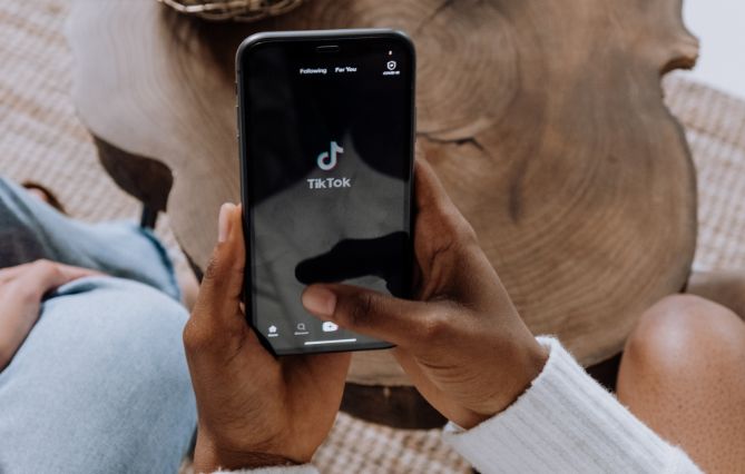 « Légiférer sur les algorithmes » : le député Arthur Delaporte prépare le terrain pour une régulation post-commission TikTok