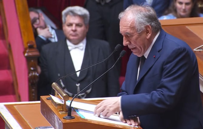 Vote de confiance : à l’Assemblée nationale, les députés poussent François Bayrou vers la sortie 