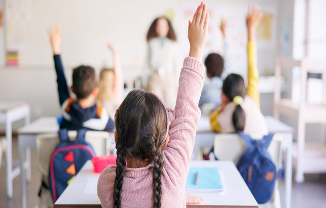 Comment la taille des classes dans les écoles primaires affecte les finances publiques