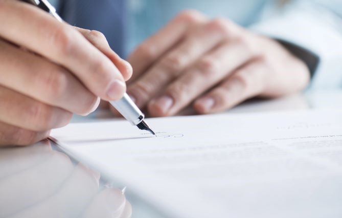 Clauses contractuelles : les rouages de l'industrie musicale au prisme des jeunes talents