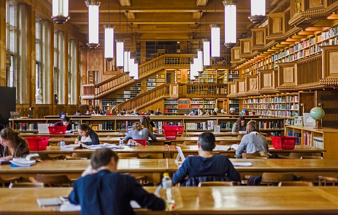 L’évaluation des étudiants en droit et en science politique, un outil à repenser ?