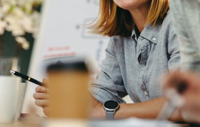 Le taux d’emploi des femmes progresse en France, et l’écart se réduit entre l’Île-de-France et le reste du pays