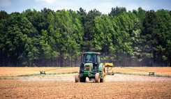 L’Europe sera-t-elle le garde-fou contre la chute de l’État de droit ? Cas de l’urgence d’épandre des pesticides en France
