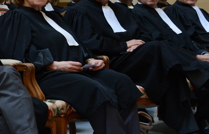 Le CNB interdit le port de signes distinctifs avec la robe d’avocat