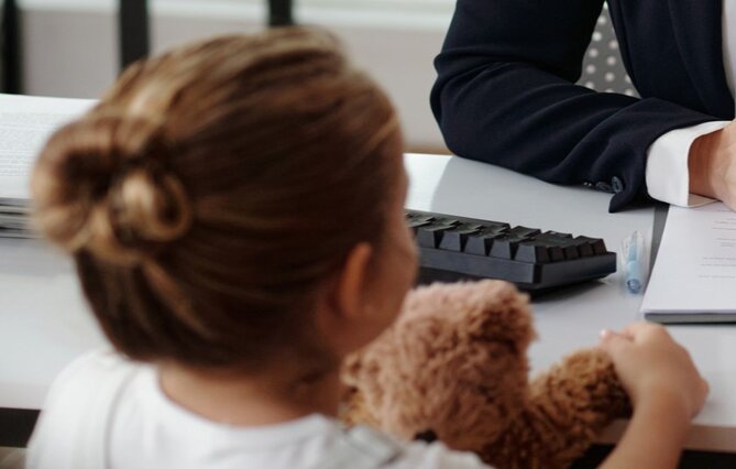 Mineurs victimes : face à « des procédures extrêmement violentes », le risque d'un second traumatisme