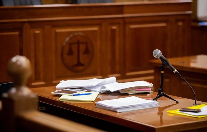 « On a de plus en plus de grands procès » : le procès du Dr Péchier relance le débat sur l’aide juridictionnelle