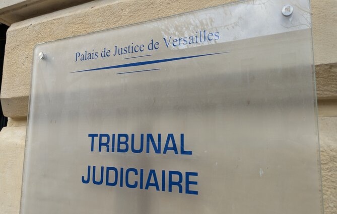 (78) Tribunal de Versailles : « Ça atteint les fesses, mais de manière accidentelle »