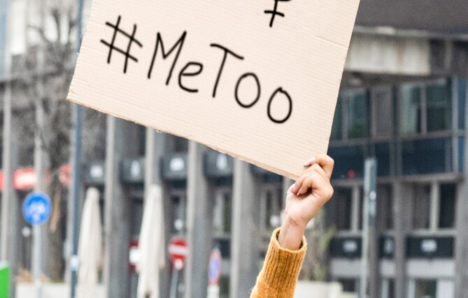 Violences sexuelles : « Je crois qu’il y a un consensus politique pour ne pas avoir un véritable pouvoir judiciaire en France »